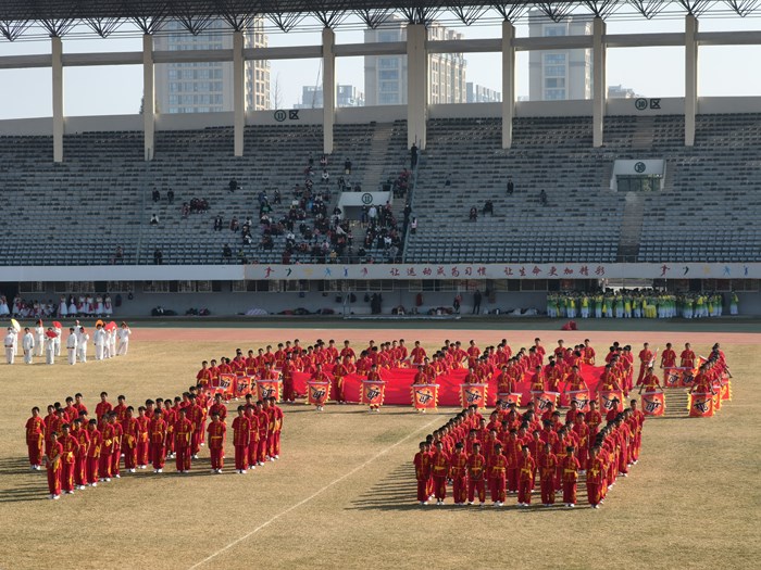 信陽市雞公山少林武術(shù)學(xué)校參加信陽市第六屆全民運動會大型開幕式表演