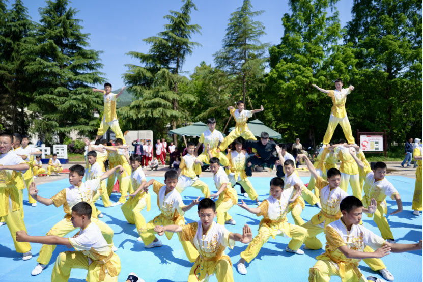 中國夢 勞動美——信陽市雞公山少林武術學校學員致敬“最美勞動者”